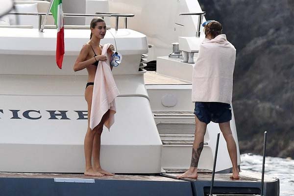 justin-bieber-and-hailey-baldwin-share-a-steamy-kiss-as-they-strip-down-to-their-swimwear-in-italy-sunsoaked_2018