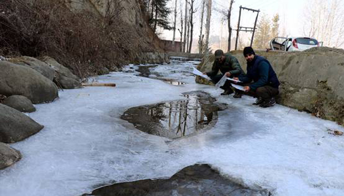 Dal Lake freezes, Srinagar records 7.2 degree Celsius temperature Dal Lake freezes, Srinagar records 7.2 degree Celsius temperature
