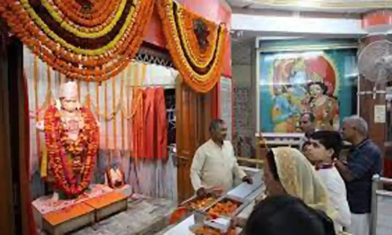 Lucknow: Surge in COVID-19 cases; Strictness in Temples Lucknow: Surge in COVID-19 cases; Strictness in Temples