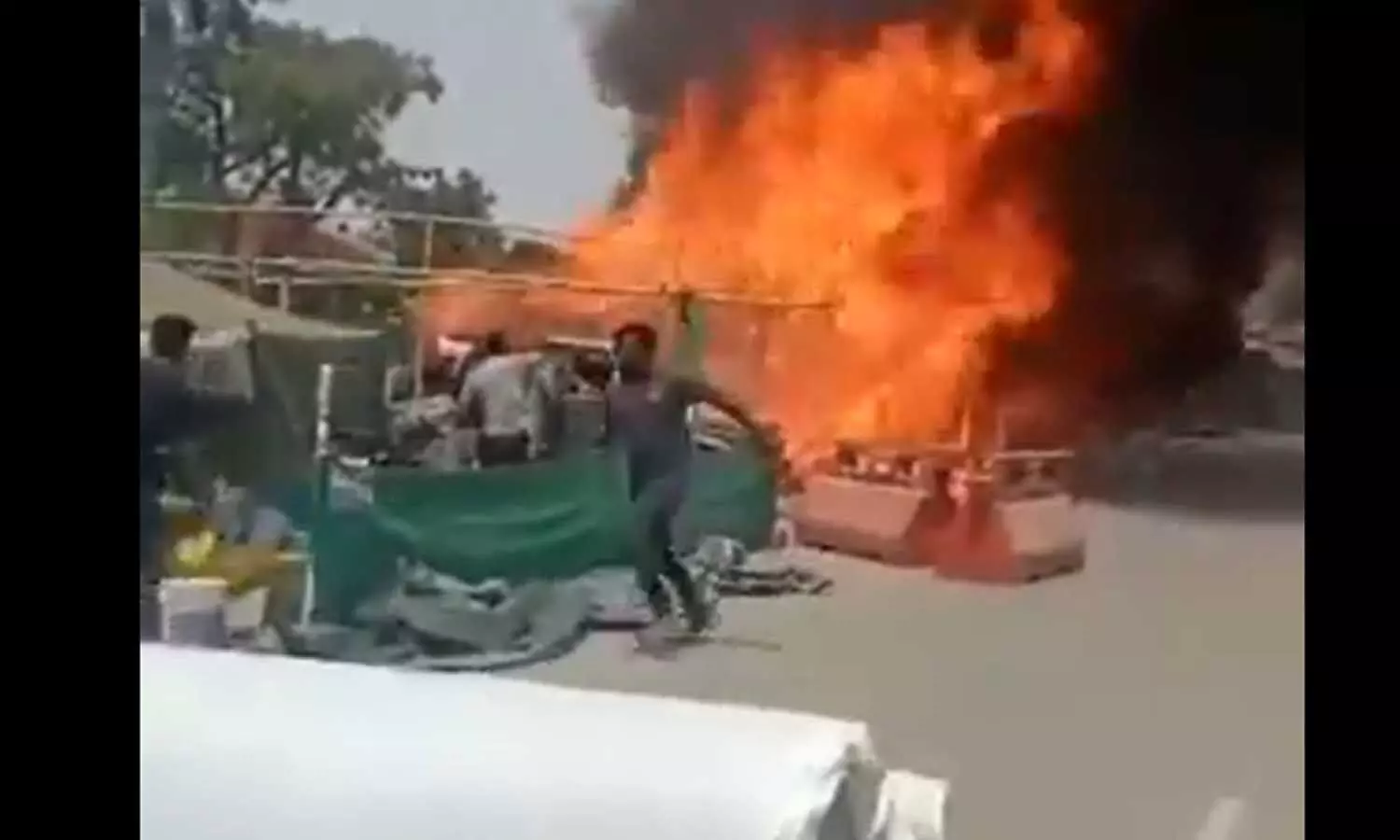 Farmers Protest: Two tents allegedly set on fire by miscreants at Singhu Border
