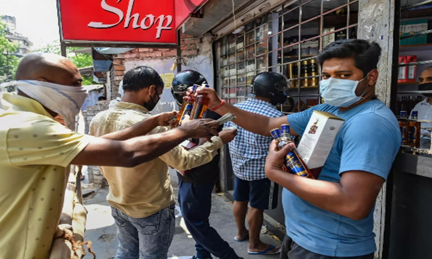 After Lockdown announcement in Delhi, hundreds queue up outside liquor shops