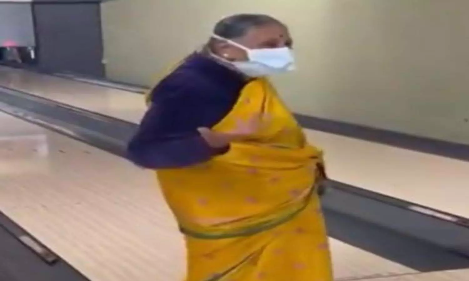 Bowler Dadi wins the Internet with her clean strike, netizens call her Queen