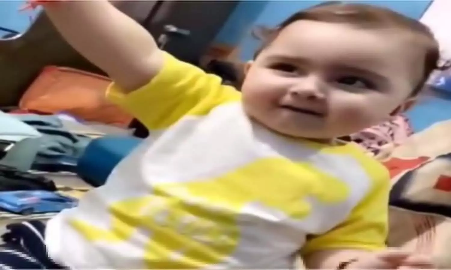 Viral: Lil munchkin goes Oh Ho to the tunes of Jihne Mera Dil Luteya; will surely make you smile
