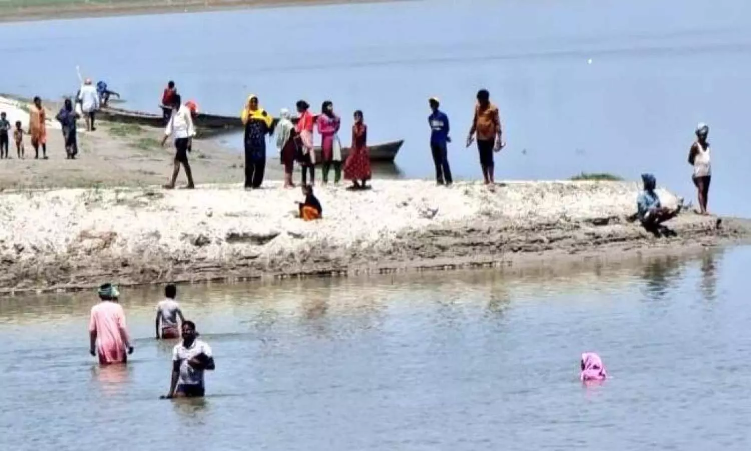 Barabanki: 200 jumped into river Sarayu by saying, if you get vaccine dose, you will die