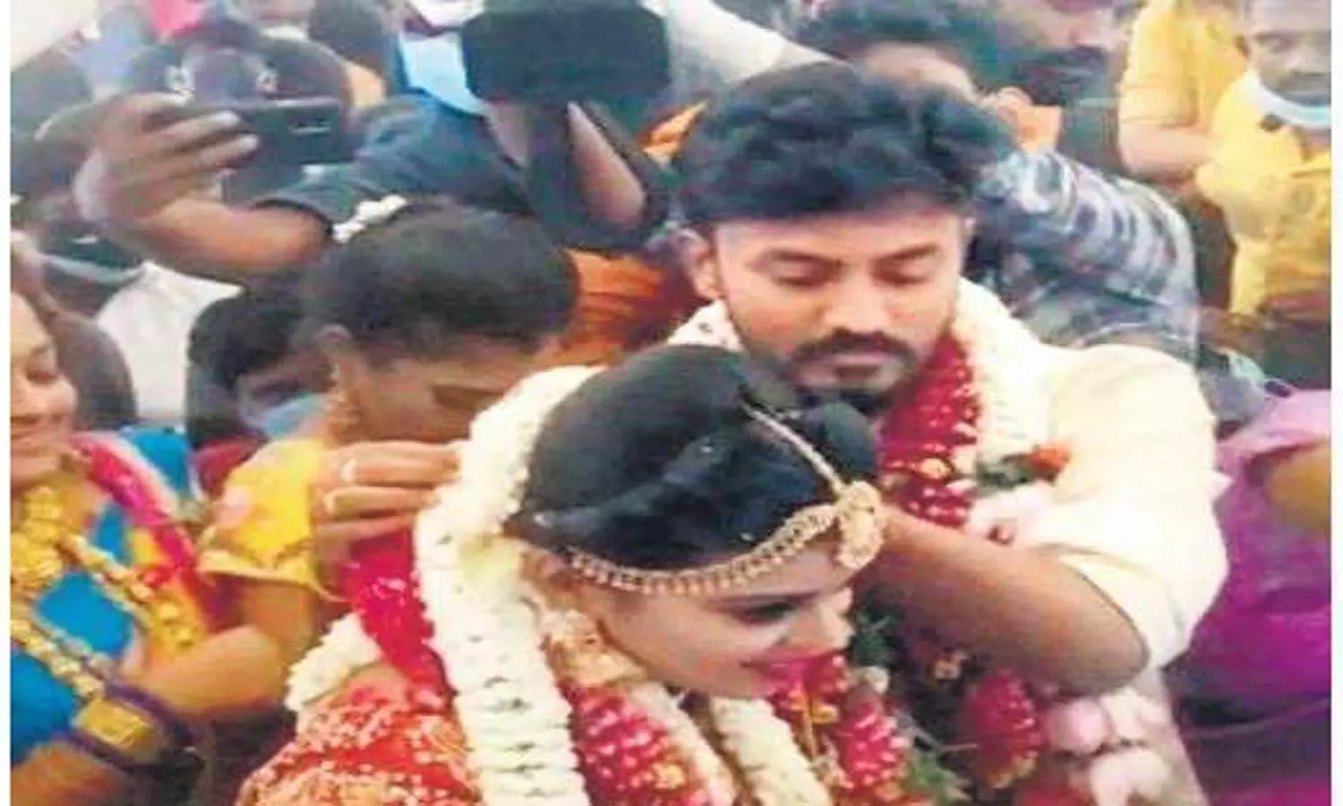 What about COVID-19 protocol? Netizens ask as a Madurai couple ties knot mid-air in flight with guests