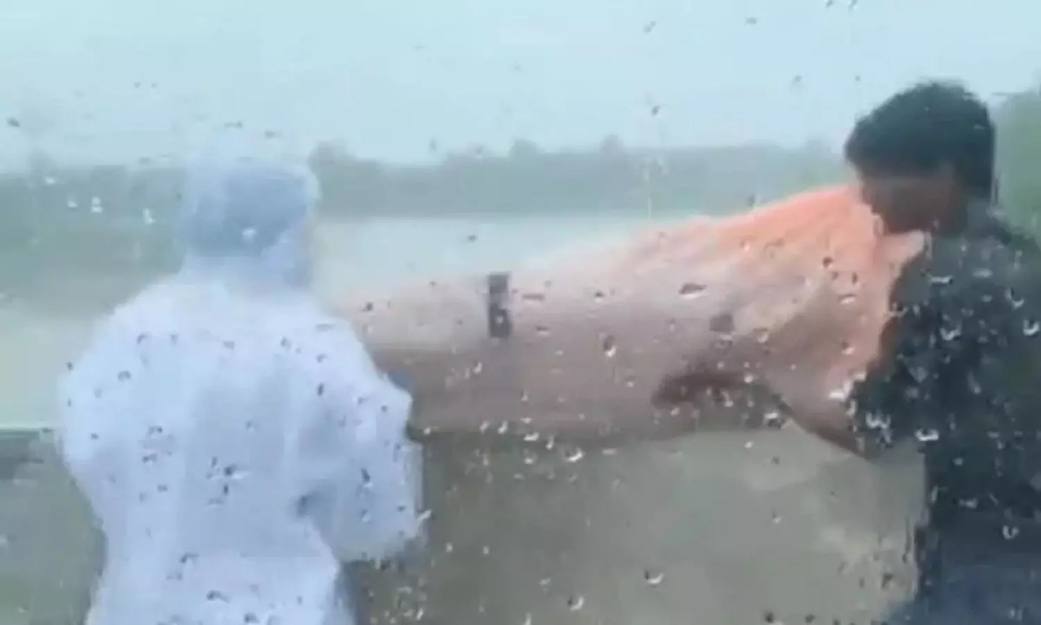 Panic in UP: Man in PPE Kit dumps covid positive body into river in Balrampur; WATCH