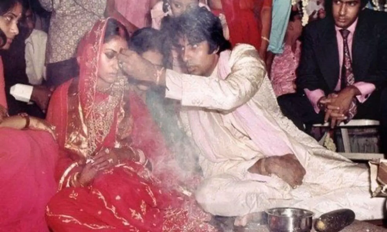 Amitabh Bachchan shares unseen PIC with Jaya Bachchan on wedding anniversary; Thanks fans for greetings