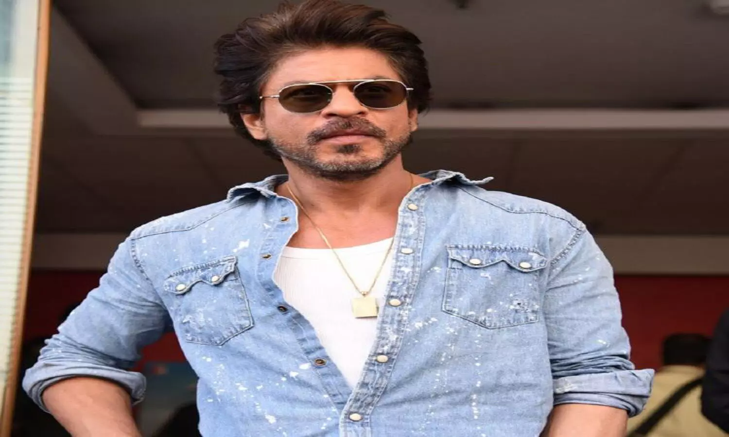 Shah Rukh Khan stopped by customs officials at Mumbai airport; Find out why