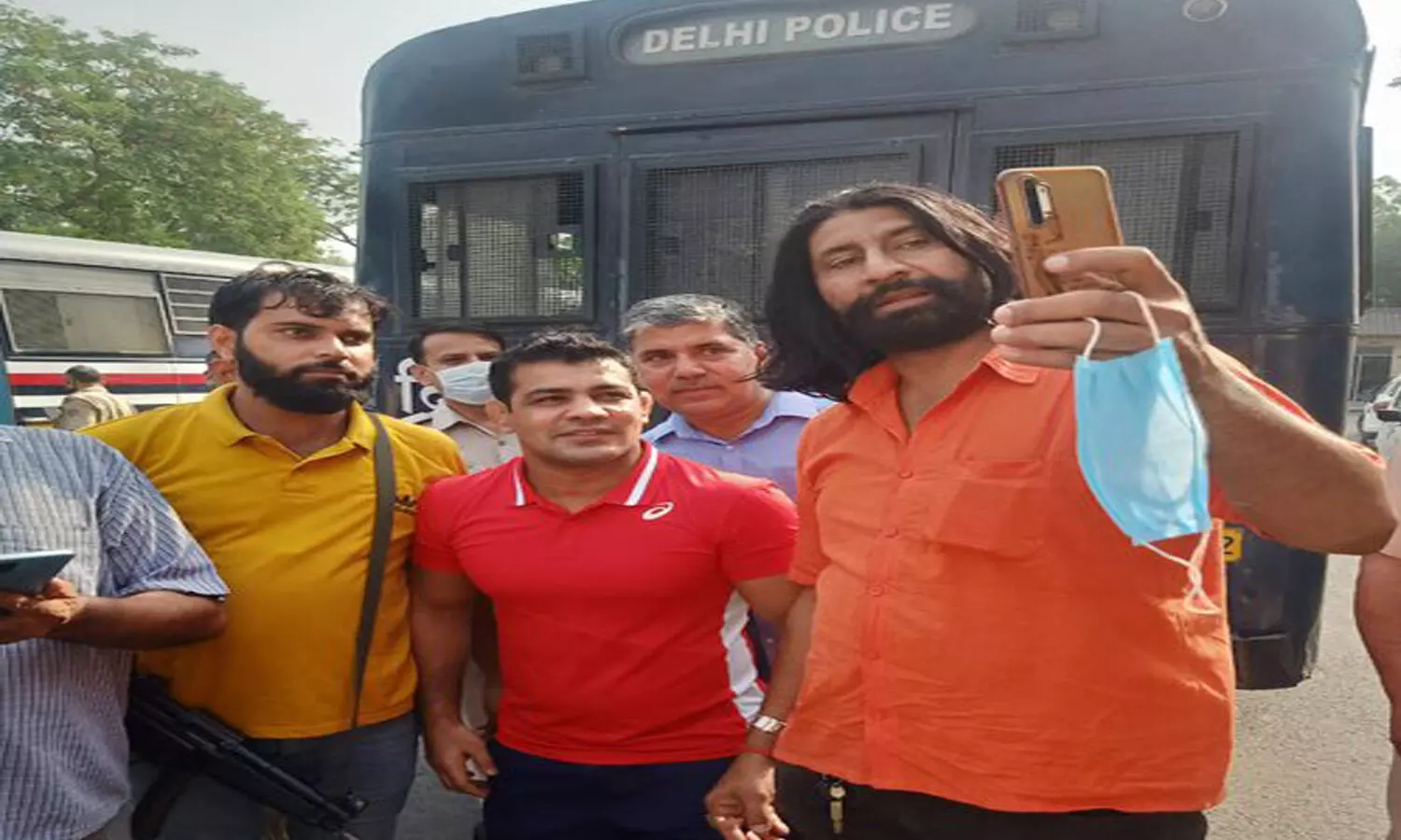 Cops enjoy while clicking selfie with murder-accused Sushil Kumar, photos go viral