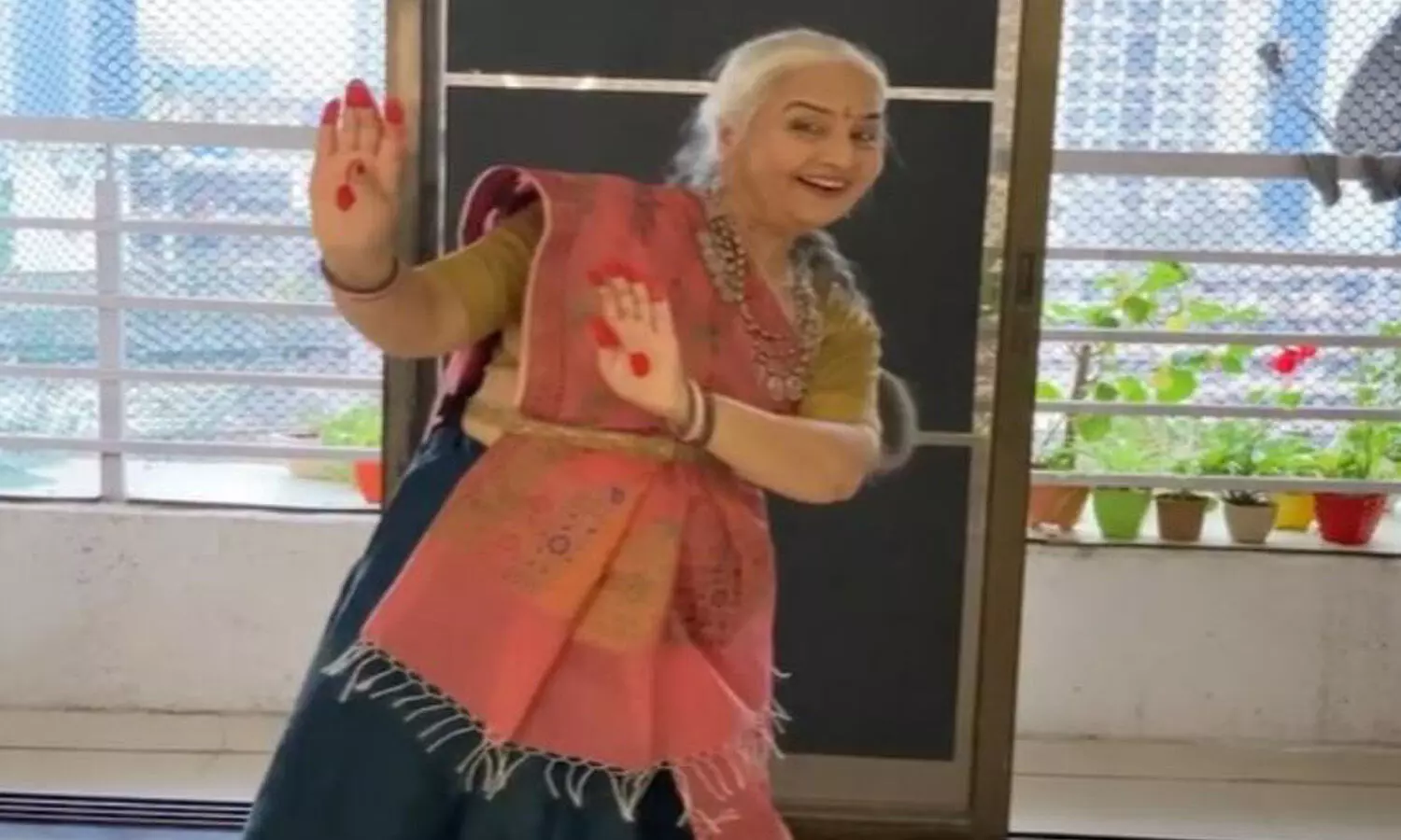 63-year-old dadi dances to Deepika Padukones song Mohe Rang Do Laal; leaves internet on fire