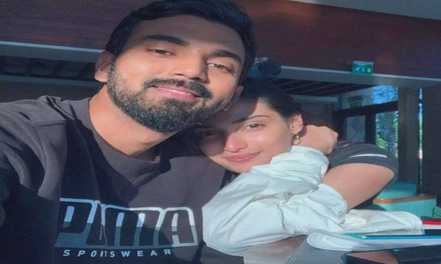 Athiya Shetty cheers hubby KL Rahul as he hits back-to-back sixes in Hyderabad; PIC