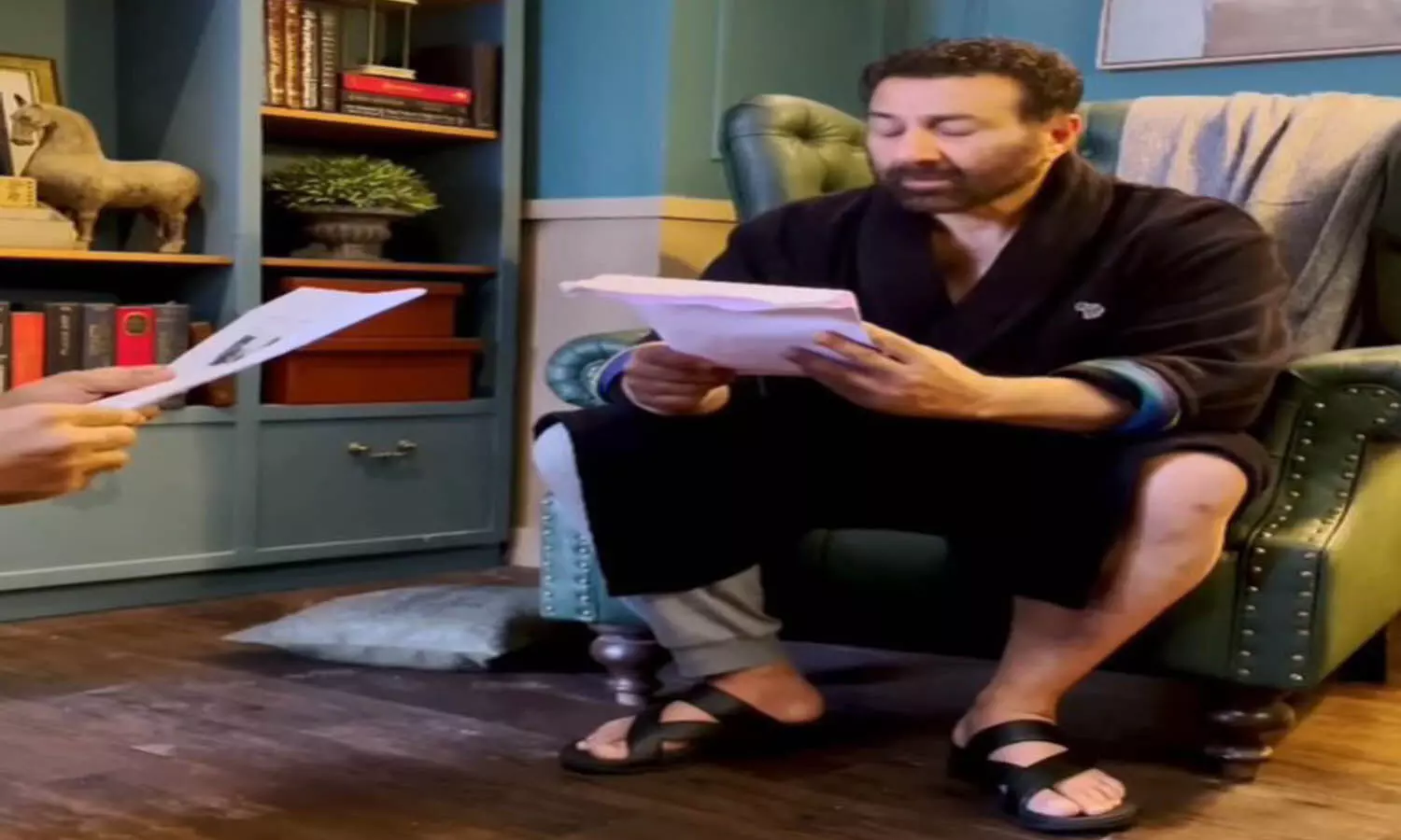 Sunny Deol recreates his famous taareekh par taareekh dialogue & ends up losing his cool; VIDEO