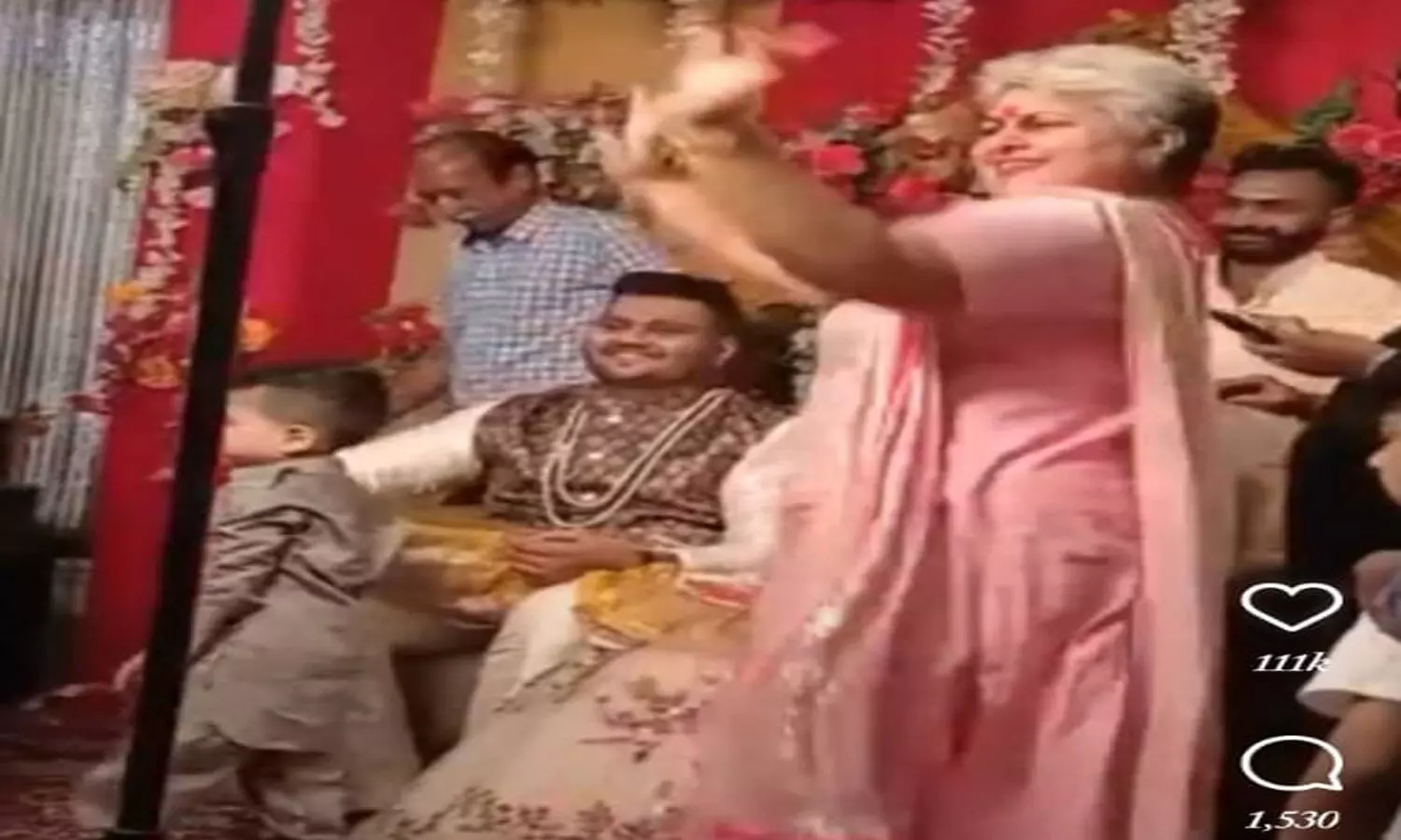 Desi mom grooving to Punjabi songs at sons wedding