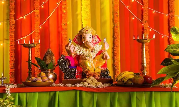 Ganesh Chaturthi 2021: Simple ways to decorate your altar for Ganpati puja  at home!