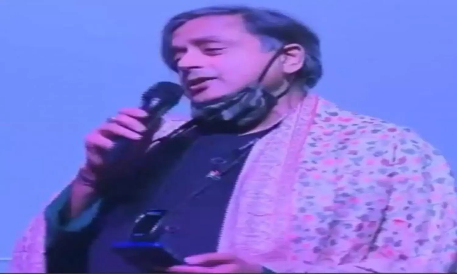 Shashi Tharoor croons to Ek Ajnabee Haseena Se, Javed Akhtar jokes saying theres a similar song in Hindi