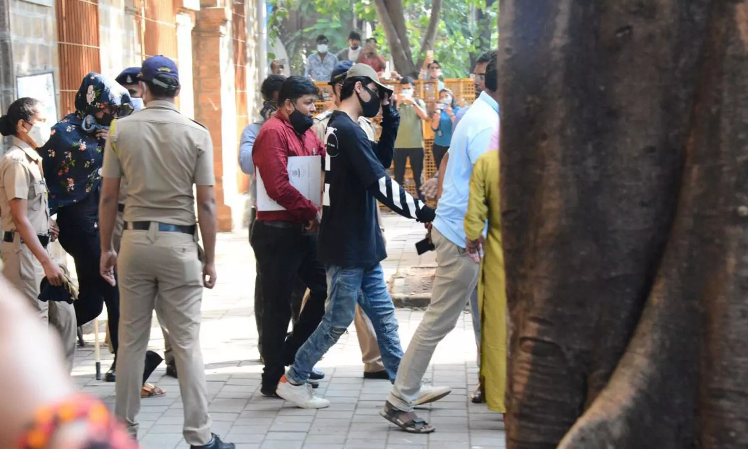 Shah Rukh Khan & Gauri Khan to reach NCB office after son Aryan Khan gets arrested in drugs case