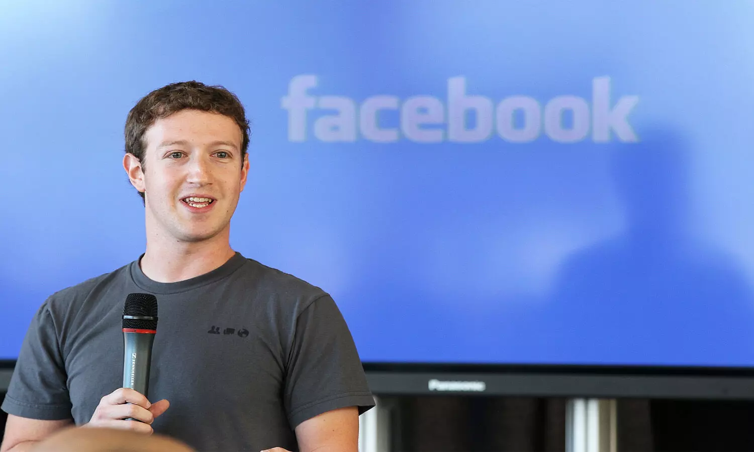 After longest Facebook outage, Mark Zuckerberg issues a personal apology