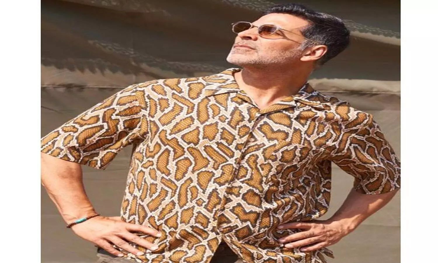 Akshay Kumar opts for side wala swag to brace fans for Sooryavanshi; Vicky Kaushal reacts