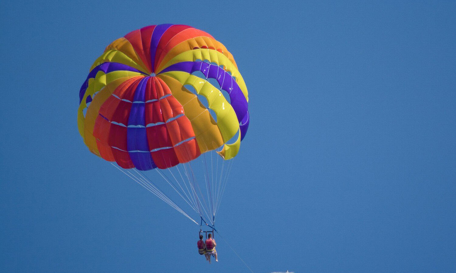 Couple falls in middle of sea during parasailing after parachute rope