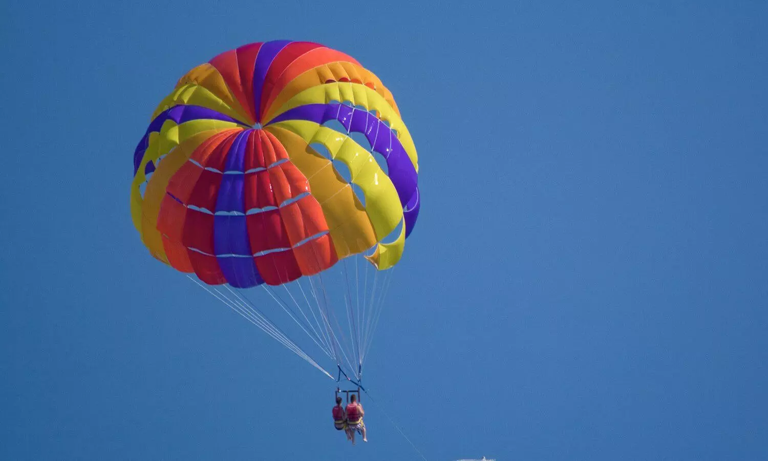 Couple falls in middle of sea during parasailing after parachute rope breaks
