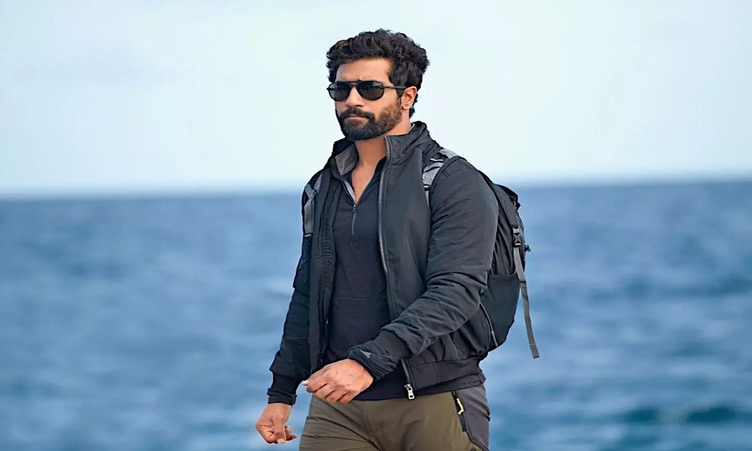 Vicky Kaushal shares a cool pic with a backpack, fans say Shaadi Ki Tayaari Mein Nikle