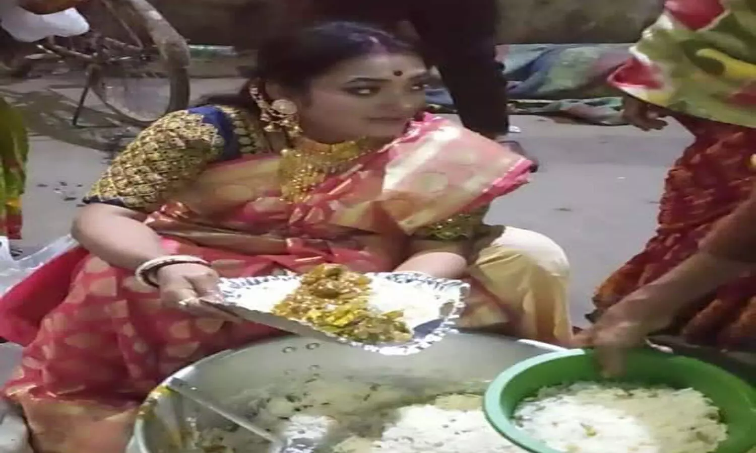Kolkata woman makes noise on social media as she serves wedding food to the needy