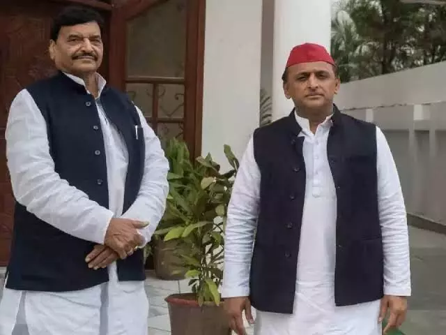 Akhilesh Yadav meets uncle Shivpal, seals SP-PSP alliance for UP polls