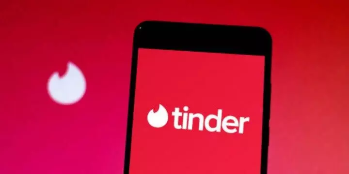 Check Out the Latest Swipe Party Feature on Tinder