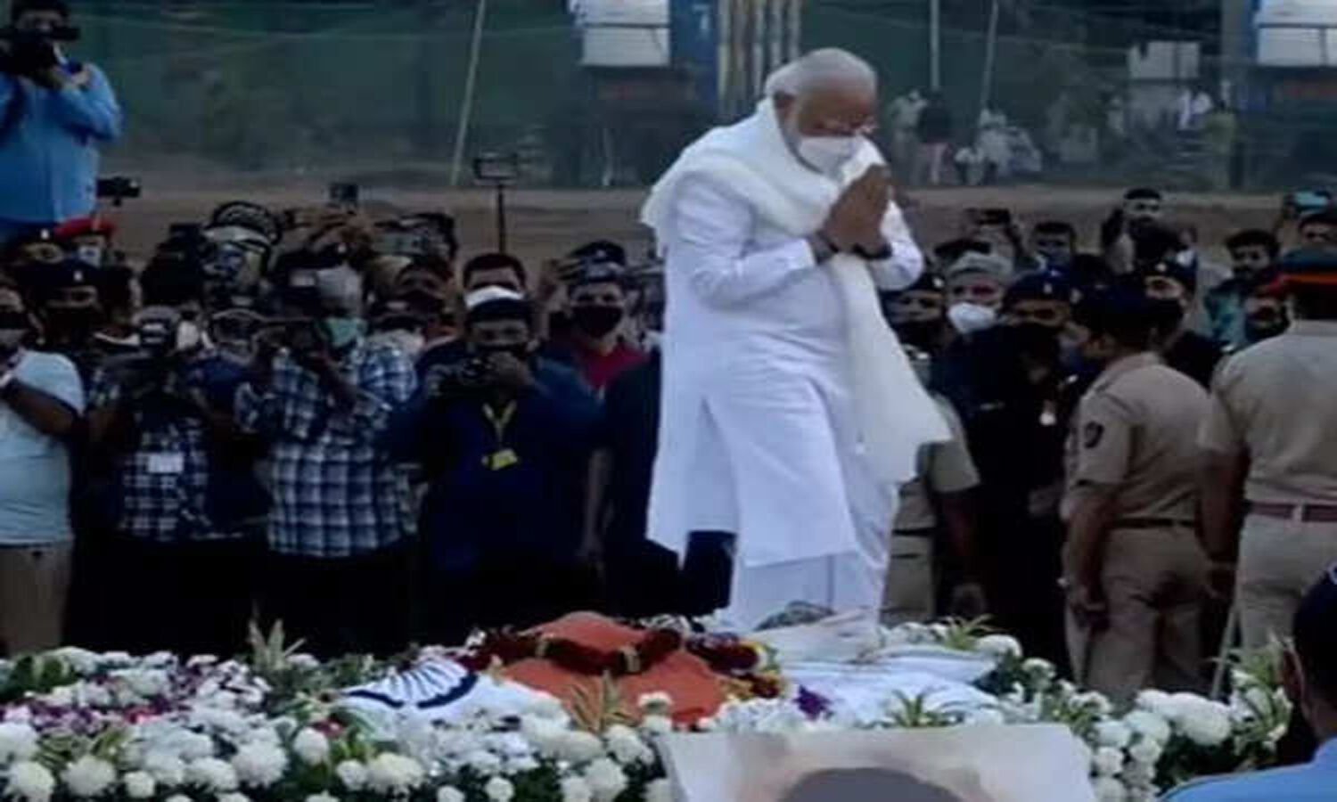 Prime Minister Narendra Modi at Shivaji Park for last rites of ...