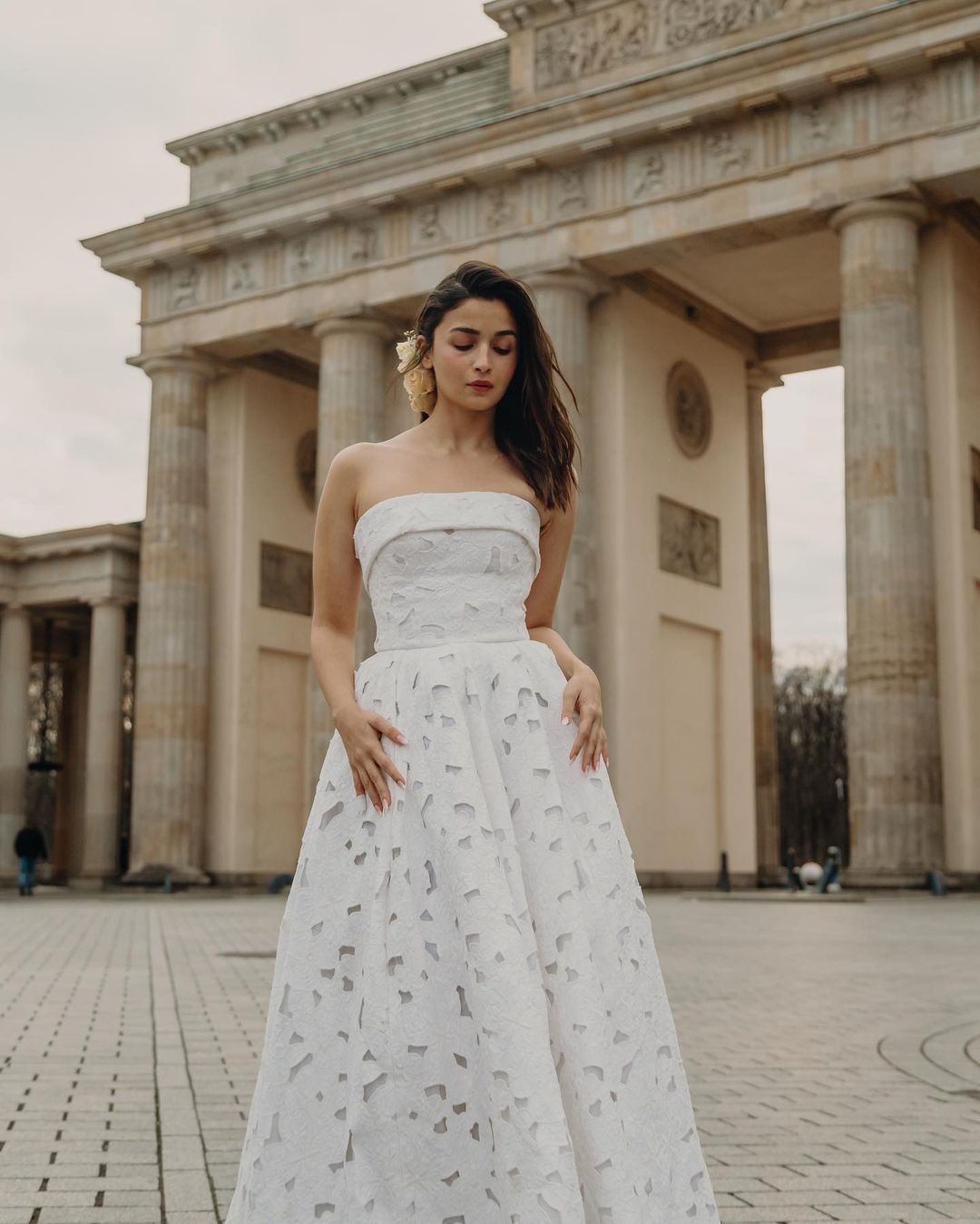 👀 Alia's dress was inspired from vintage Chanel white ball gown dress  which Dua lipa wore but it looks more like a discount version of it. :  r/BollyBlindsNGossip