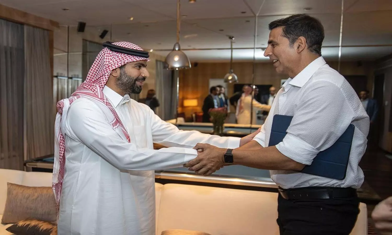 Akshay Kumar pose with Saudi Arabia minister