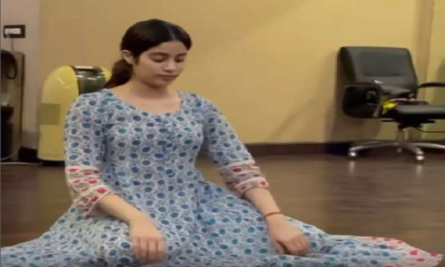 Janhvi Kapoor recreates Rekhas iconic dance moves on In Ankhon Ki Masti; Watch