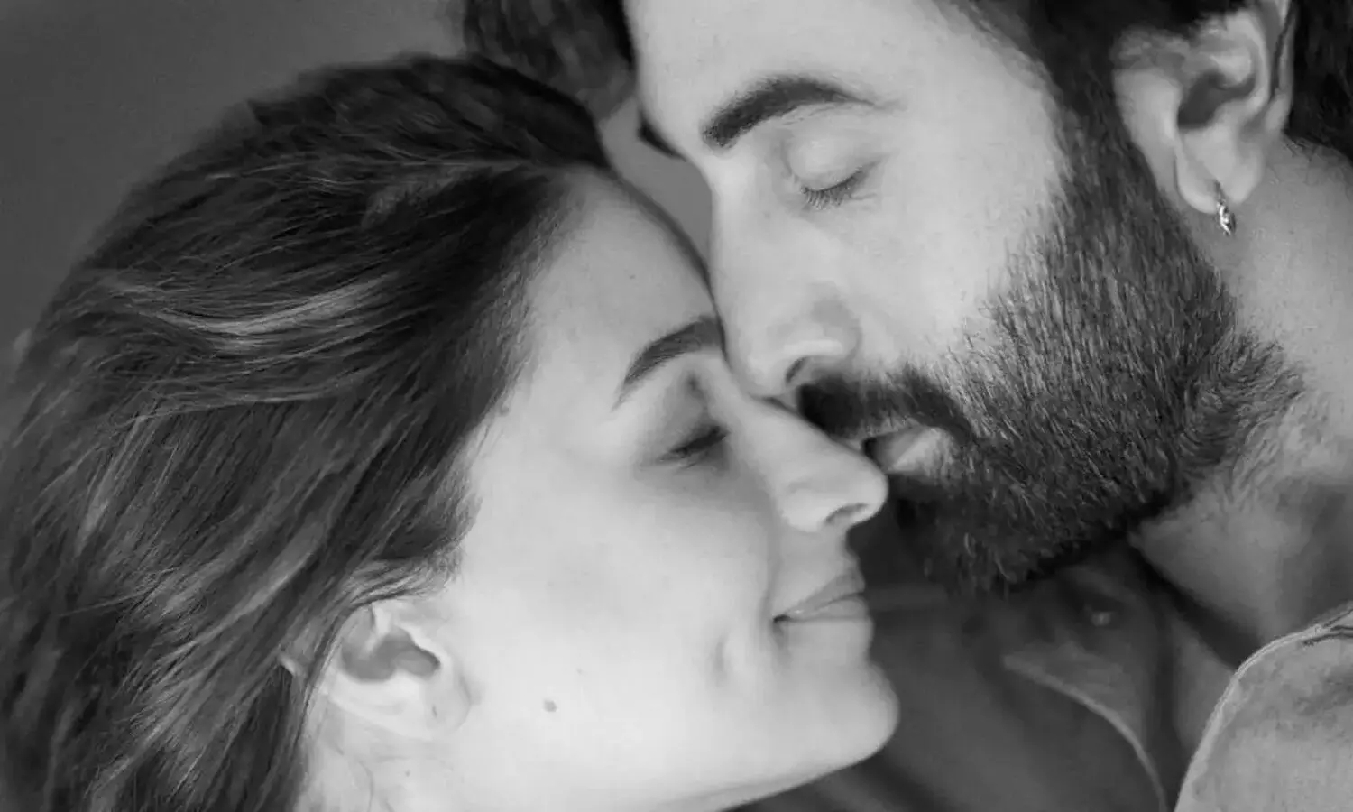 Alia Bhatt and Ranbir Kapoor flaunt their infinite love in new PIC; Fans call them beautiful parents