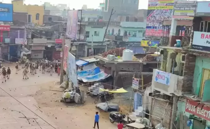 People loot under construction road in Jehanabad district of Bihar!