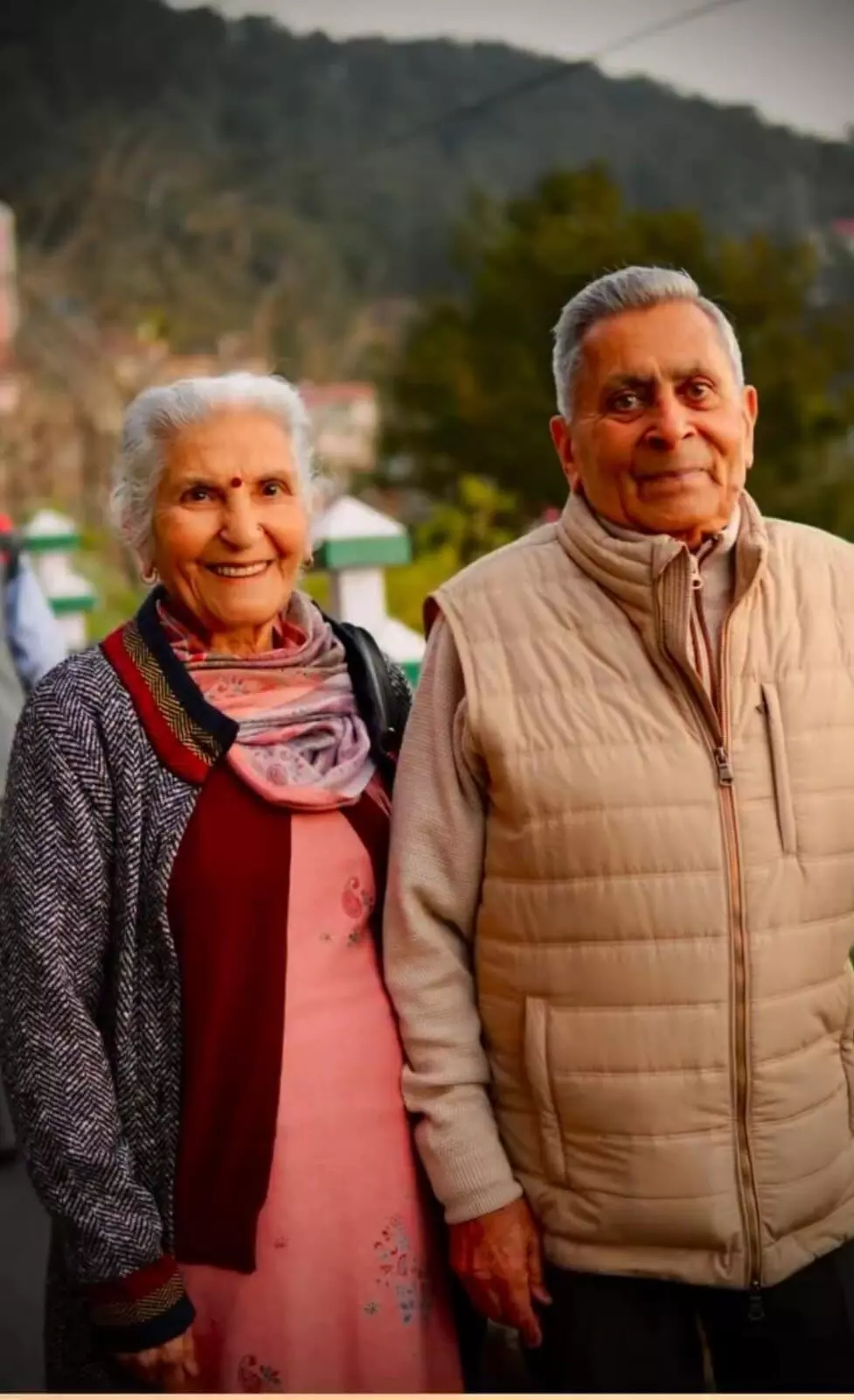 52 years of marriage-Video of elderly husband, wife living in Shimla goes viral