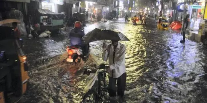 Heavy rains in Tamil Nadu, IMD issues alert, schools closed in 4 districts