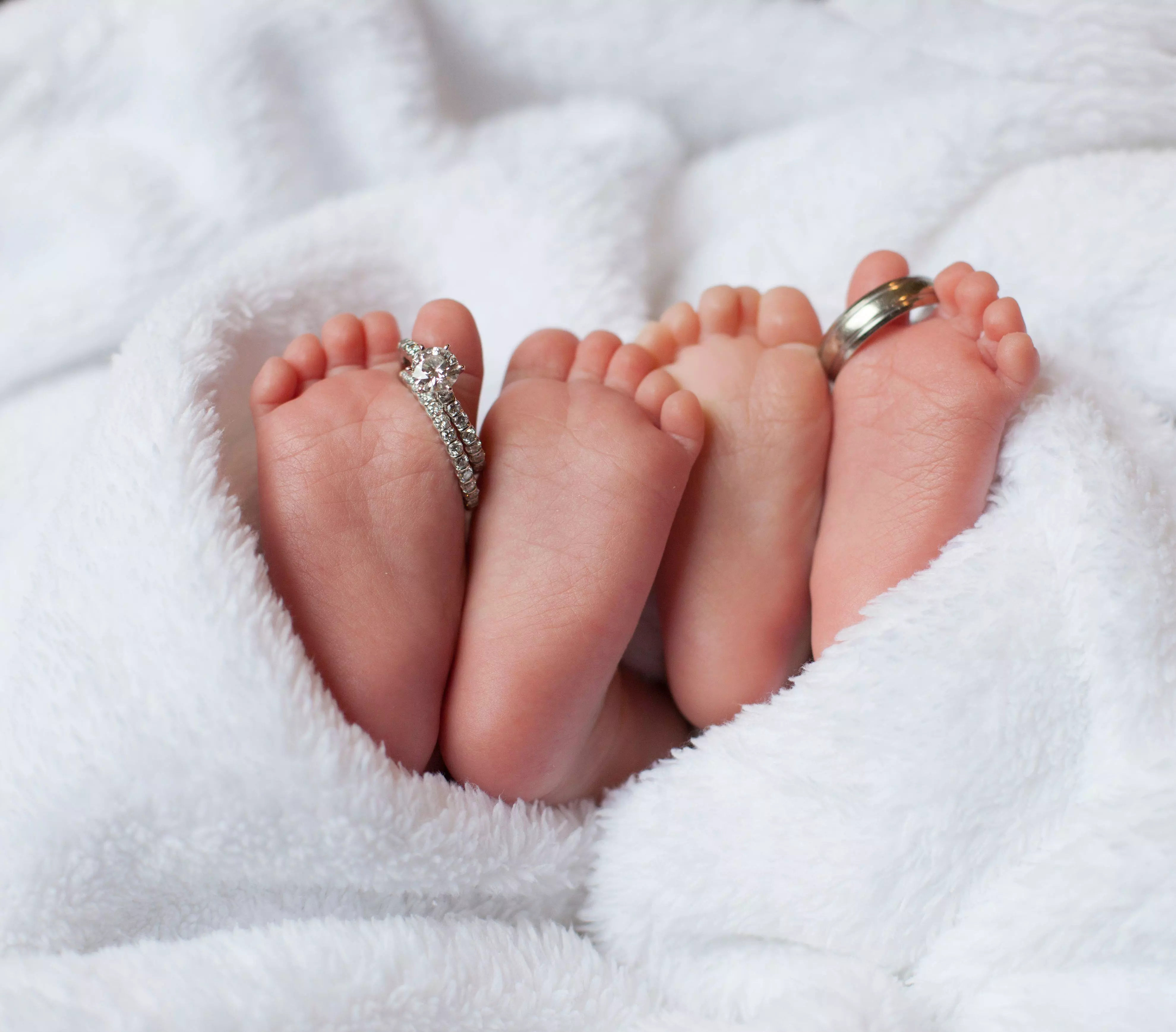 US Woman with Two Uteruses Gives Birth to Twin Daughters on Separate Days