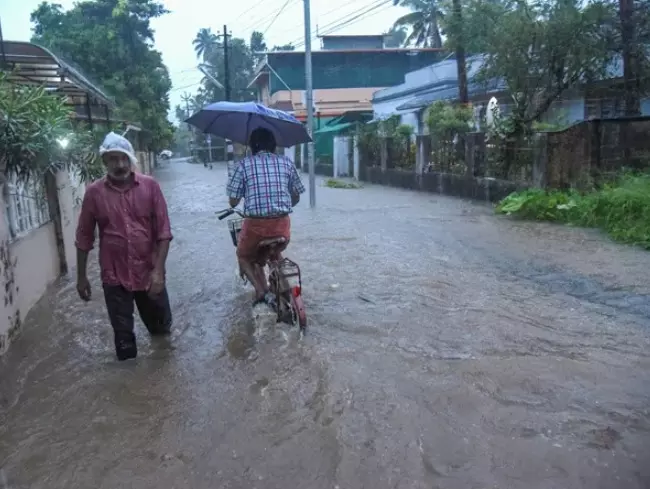 Chaos due to heavy rains in Tamil Nadu: Roads submerged in water, schools and colleges closed