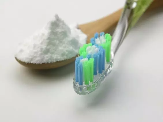 Using these things instead of toothpaste will make your teeth shine