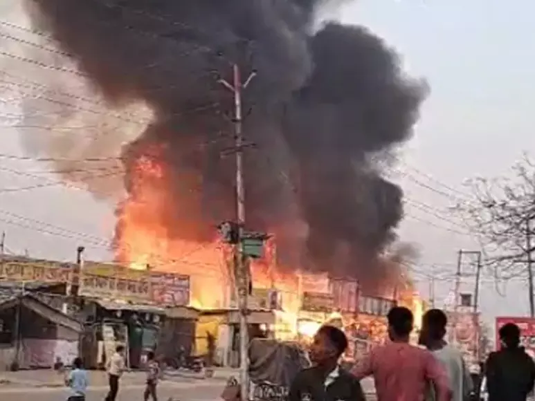 Massive fire breaks out in dhabas of Greater Noida market, black smoke in sky