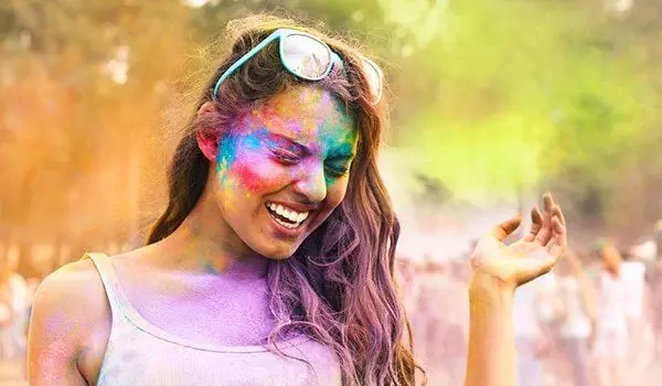 Apply these things on the face to protect your skin from ill effects colours this Holi