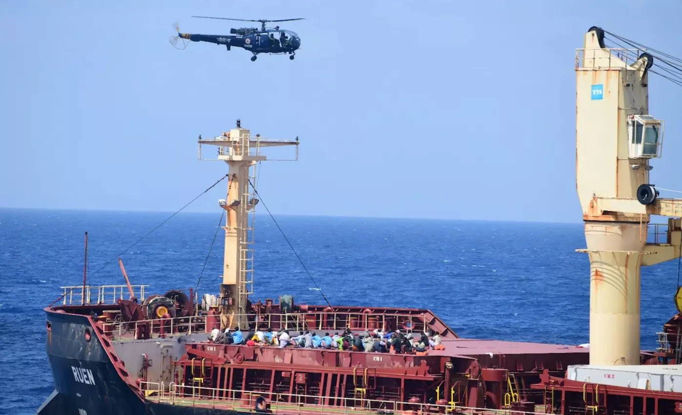 17 pirates surrendered before Indian Navy in middle of sea, 17 crew members were rescued