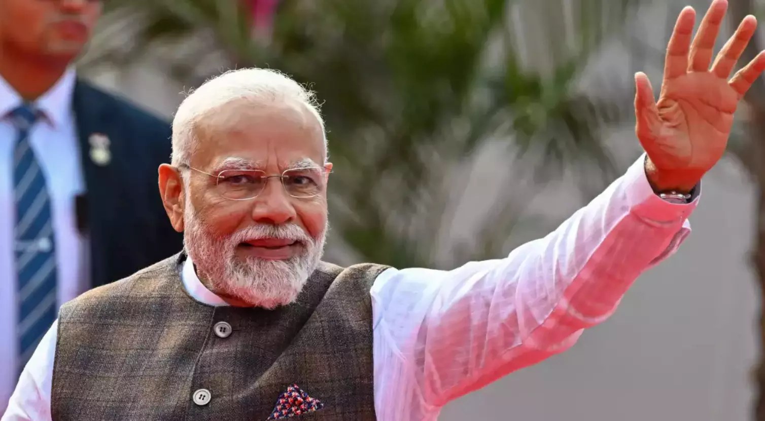 Modi, other leaders greet nation on Holi