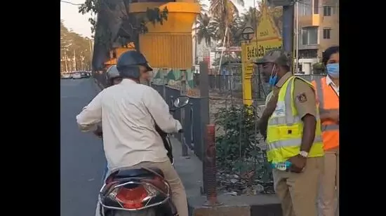 Bengaluru man distributes water bottles to traffic police constables, people salute his noble act