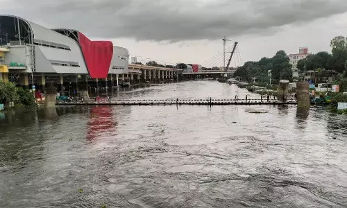Heavy rain in Pune, 15 societies flooded, schools closed, 3 killed by electric shock Heavy rain in Pune, 15 societies flooded, schools closed, 3 killed by electric shock