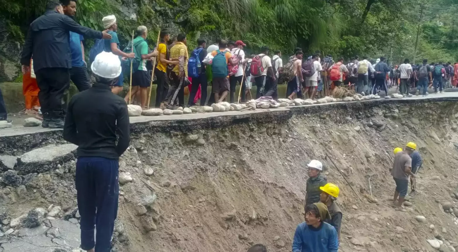 Cloud burst at two places in Uttarakhand, two people die in Tehri, 50 to 200 pilgrims stranded in Kedarnath