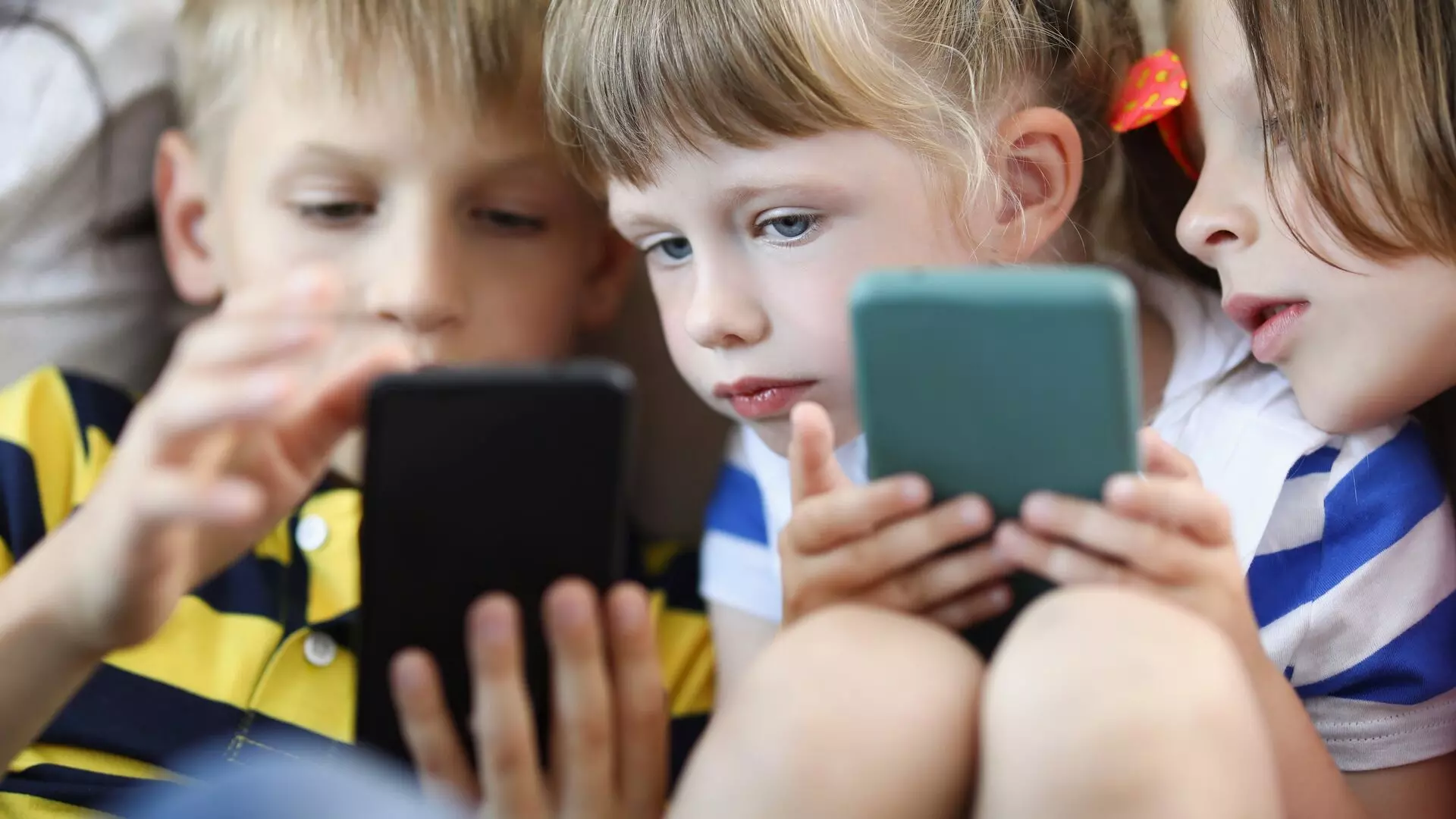 Is your child busy with the phone day and night, then know from the doctor the guidelines for showing the phone to children
