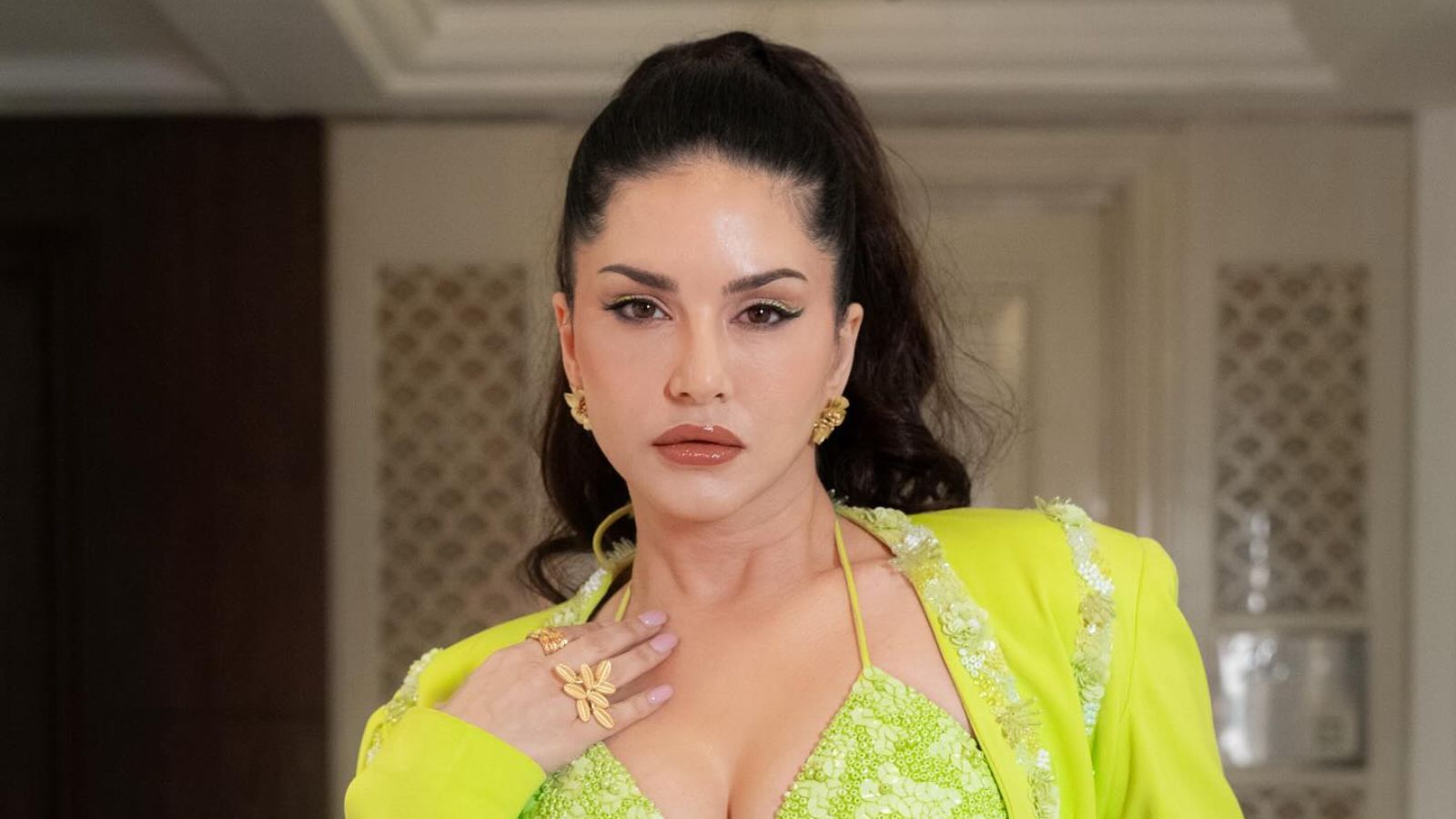 sexy pose of sunny leone