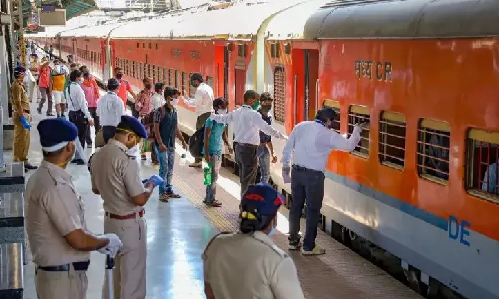 Fog safety devices in Indian Railways increased 288 times to 25,900 in last 11 years: Vaishnaw Fog safety devices in Indian Railways increased 288 times to 25,900 in last 11 years: Vaishnaw
