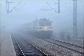 Fog continues to wreak havoc in Delhi-NCR, 26 trains coming to Delhi delayed